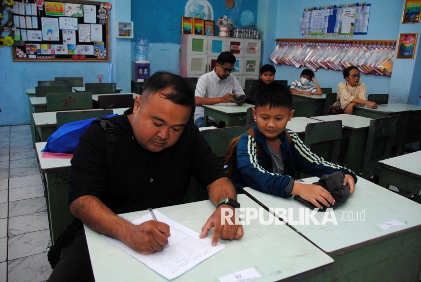 Mengamati Kebijakan Gerakan Ayah Ambil Rapor ke Sekolah