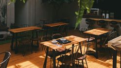 8 Spot Kafe Garut Dengan Panorama Pegunungan & Sawah Hijau Wajib Healing 2026!