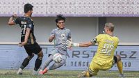 Ripal-Wahyudi-saat-mencetak-gol-di-laga-Dewa-United-vs-Persebaya-Surabaya.jpg