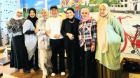 Umi-Kalsum-dan-Abdul-Rozak-saat-menjamu-calon-mertua-Ayu-Ting-Ting-di-Warung-Ayah-Rojak.jpg