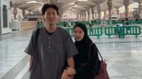 julia-prastini-dan-suami-korea-daehoon-umrah-2_169.jpeg