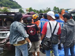 Tim SAR mengevakuasi korban kecelakaan bus di exit tol Krapyak