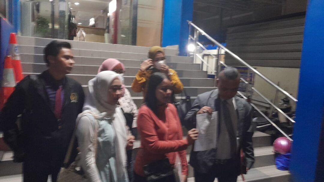 Sosok oknum polisi bakal dilaporkan pengacara nenek Elina terkait pengusiran dan bongkar paksa rumah