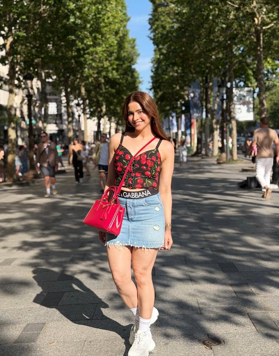 Attachment for 9 potret liburan Aamna Sharif di Prancis, kunjungi Disneyland!